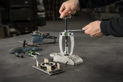 Kukko 2‑Jaw Universal Puller with Standard Jaws – 21‑01