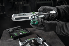 Kukko Mechanical Bearing Puller with Pivoting Hook Arms & Mechanical Spindle – 15‑5